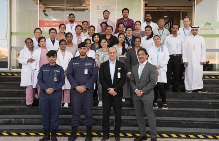 موظفو مستشفى سدرة الكويت مع ممثلي قوة الإطفاء الكويتية خلال جلسة التوعية بالسلامة من الحرائق.