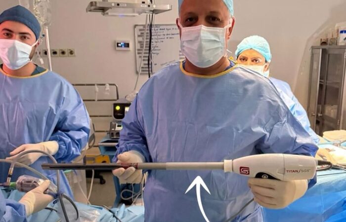 الدكتور محمد الهيفي يؤدي أول عملية تكميم معدة بخط واحد في القطاع الخاص بالكويت في مستشفى سدره، مع فريق الجراحة مرتدين الزي الكامل لغرفة العمليات.